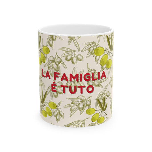 Mug with olive design and text 'LA FAMIGLIA È TUTTO' on a white background