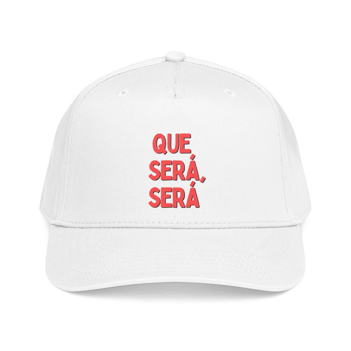 A white baseball cap with red embroidered text on the front reading 'QUE SERÁ, SERÁ'.